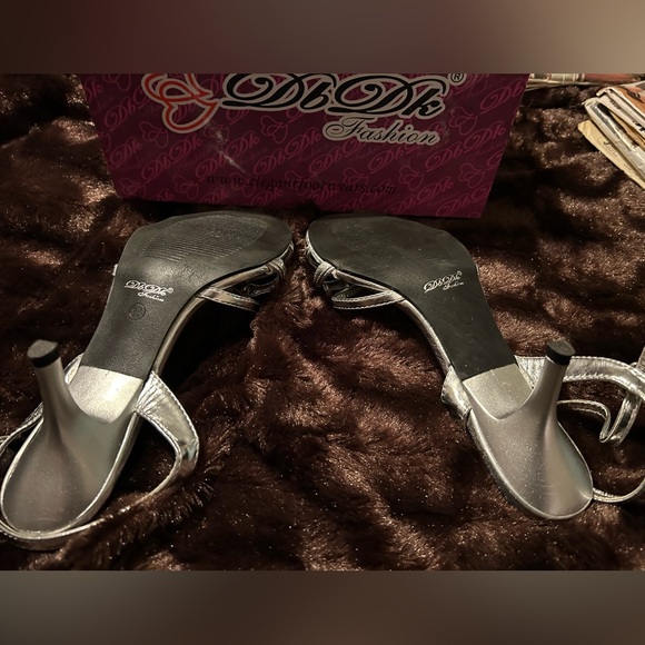 Silver sandals worn once. Excellent condition. Size 8.5. DbDk Fashion. - Picture 5 of 7